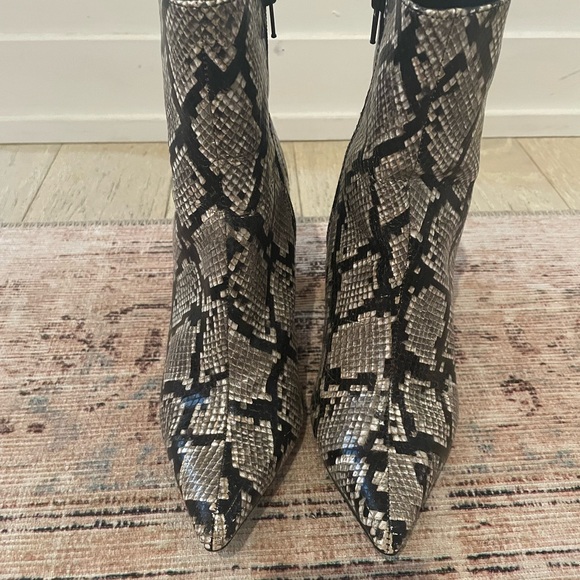 Jeffrey Campbell Sz 6.5 Raven Snakeskin Print Bootie (3.5” high heel) - Picture 4 of 7